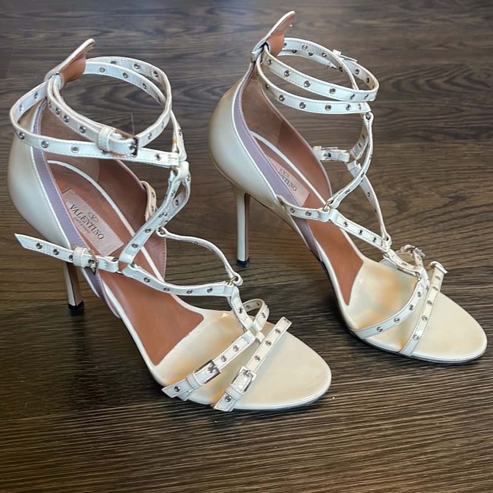 Valentino Garavani White Patent Leather Eyelet Detail Strappy Sandals